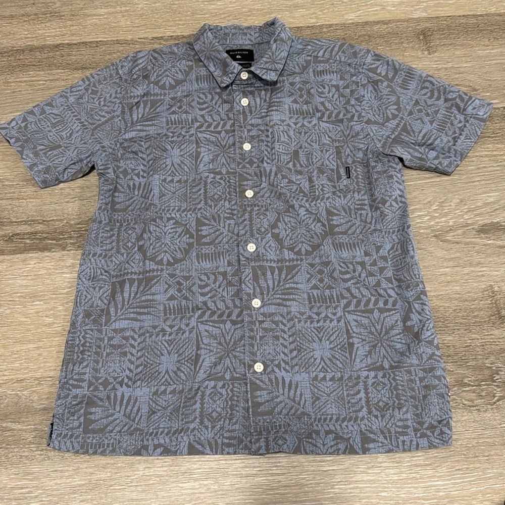 EUC Boys Quiksilver button down shirt Size Youth L